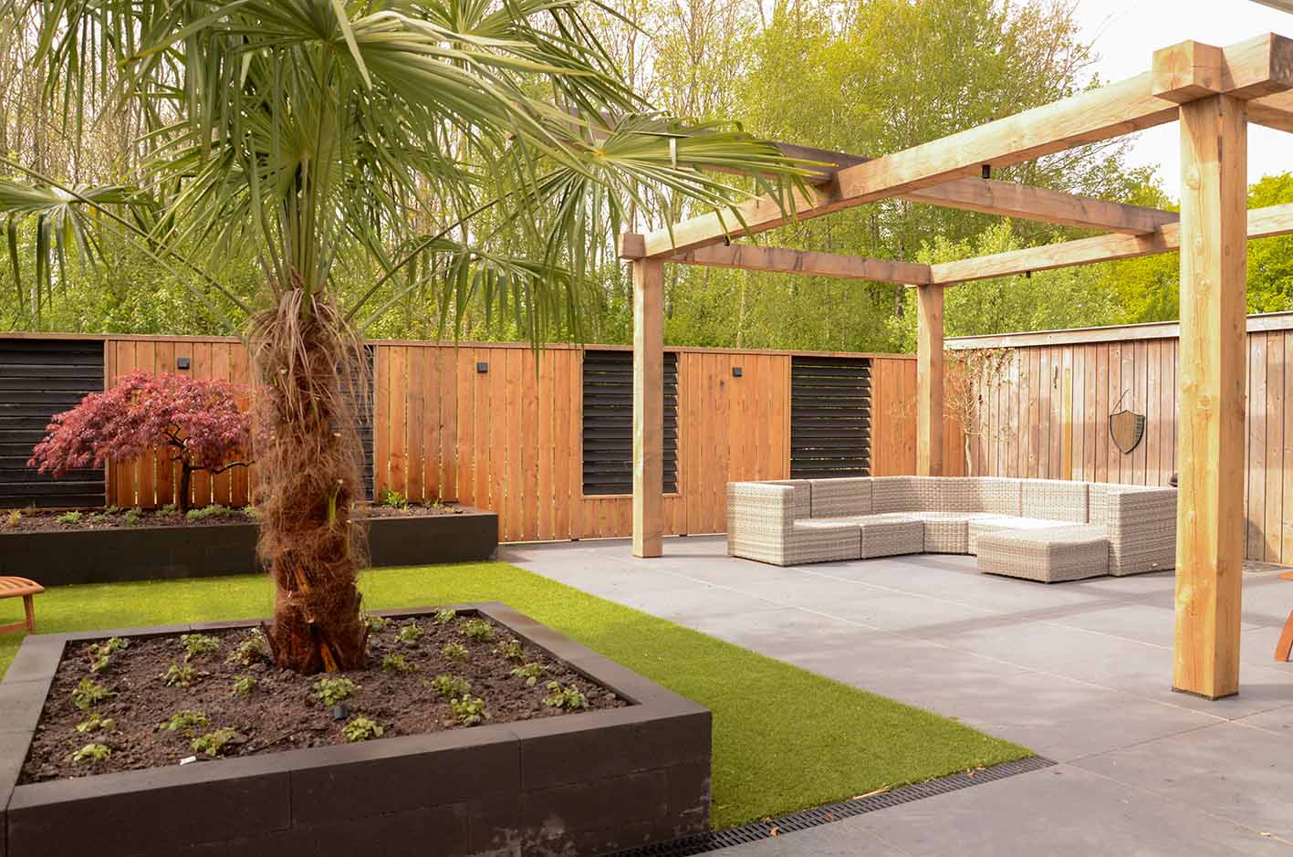 Complete tuinrenovatie DONKERWIT tuinmakers