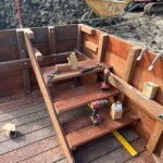 DONKERWIT tuinmakers tuinrenovatie midwoud vlonder en trap